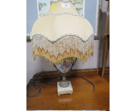 A MODERN PORCELAIN FLORAL TABLE LAMP WITH DECORATIVE SHADE, H 59 cm (OVERALL)