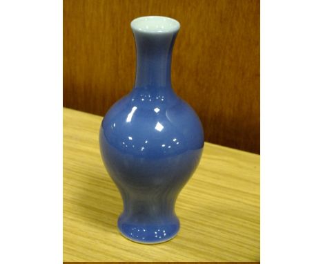 A SMALL BLUE GLAZED ORIENTAL CERAMIC VASE HEIGHT - 13.5CM 