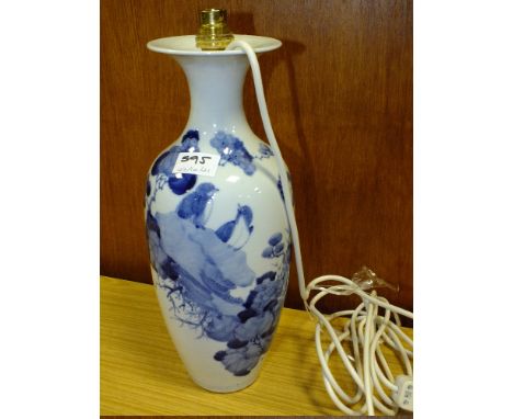 AN ORIENTAL CERAMIC BLUE AND WHITE TABLE LAMP DECORATED WITH BIRDS WITH FOUR FIGURE CHARACTER MARK TO BASE - OVERALL HEIGHT 3