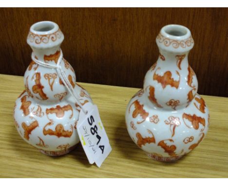 A PAIR OF SMALL ORANGE AND WHITE DOUBLE GOURD ORIENTAL CERAMIC VASES DECORATED WITH BATS WITH ORANGE CHARACTER MARKINGS TO BA
