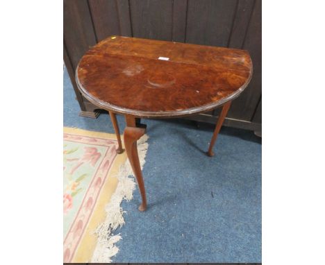 A VINTAGE WALNUT DROPLEAF TABLE ON SLENDER CABRIOLE LEGS