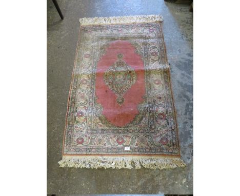 A SMALL VINTAGE WOOLLEN RUG 91 X134 cm