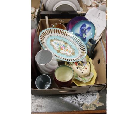 A TRAY OF ASSORTED CERAMICS TO INCLUDE A PIERCED FLORAL CERAMIC BASKET, ROYAL WORCESTER COLLECTORS PLATES ETC