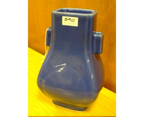 A LARGE BLUE GLAZED CHINESE CERAMIC TWIN HANDLED VASE WITH SIX FIGURE CHARACTER MARK TO BASE - HEIGHT 29CM