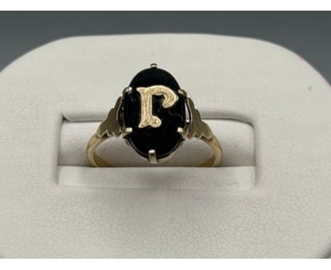 Ladies 9ct gold onyx ring with initials R in gold. Size L and 1.36g