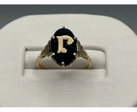 Ladies 9ct gold onyx ring with initials R in gold. Size L and 1.36g