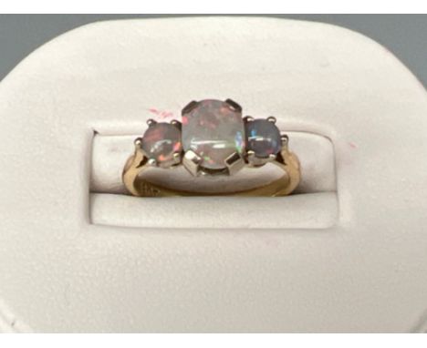 Ladies 18ct gold Opal 3 stone ring. Size L 3.2g