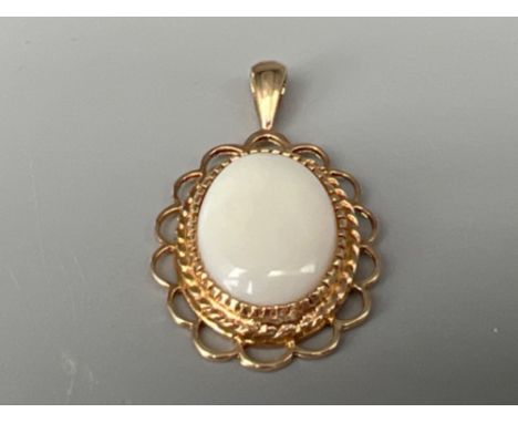 Ladies 9ct gold large Opal pendant in nice design. 3.44g