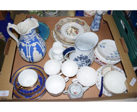 BOX CONTAINING CERAMICS TO INCLUDE TWO CONTINENTAL PORCELAIN PLATES DECORATED WITH BIRDS, TEA CUPS AND SAUCERS