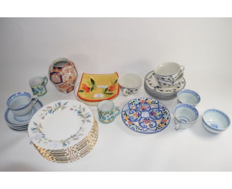 CERAMIC ITEMS INCLUDING ROYAL DOULTON YORKTOWN CUPS AND SAUCERS, SIDE PLATES BY ROYAL ALBERT IN THE BRIGADOON PATTERN