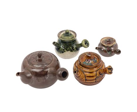 4 Kyusu Kannen. JAPAN: 3 Kannen aus Keramik, H. 5 cm-7,5 cm (1 Kanne besch.), 1 Kanne  aus braun glasiertem Porzellan, H. 9 c