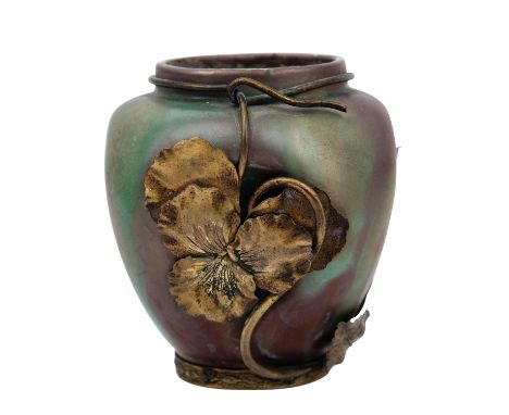 JUGENDSTIl-KERAMIKVASE Frankreich, 20.Jh., Keramik, mehrfarbige Laufglasur, vergoldete, Montierung, H: 11 cm. Vasenöffung mit