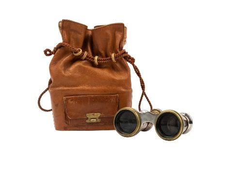 Opernglas um 1900, Messingkorpus mit Perlmutt, ein Perlmuttstreifen fehlt. Made in France. Cognacfarbener Lederbeutel mit int