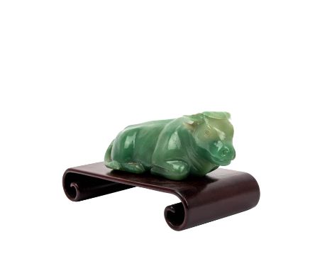 Schnitzerei eines liegenden Büffels aus grüner Jade. CHINA, 19. Jh., L. 15 cm, mit diversen Einschlüssen. Winzige Bestossunge