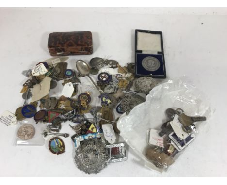 A COLLECTION OF ASSORTED ENAMEL AND SIMILAR BADGES AND AWARDS. A collection of badges to include a silver Norland Institue aw