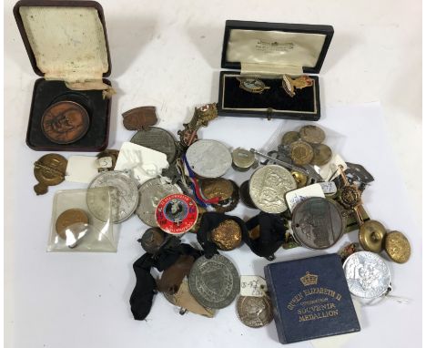 A COLLECTION OF ASSORTED ROYAL COMMEMORATIVE BADGES, MILITARY BADGES AND SIMILAR. A collection of badges, buttons and awards 