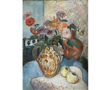 Unbekannter Maler, Blumenstillleben: Arrangement aus Sommerblumen in einer orangenen Vase mit zwei Äpfeln davor. Im Hintergru