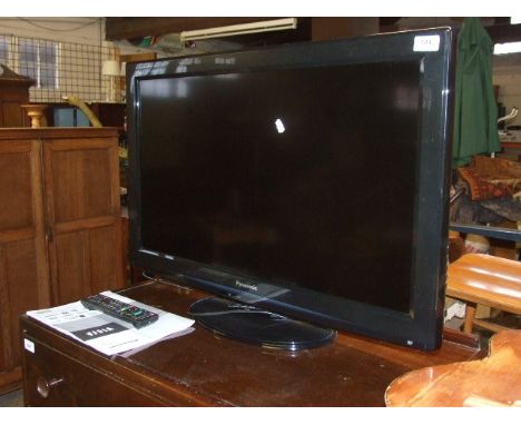 Panasonic LCD tv TX-L32S20BA  32" with remote &amp; manual ( house clearance )