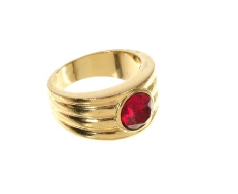 Continental gold dress ring with a synthetic red stone in Baccarat ring box. Finger size M.Condition report: Tests as approxi