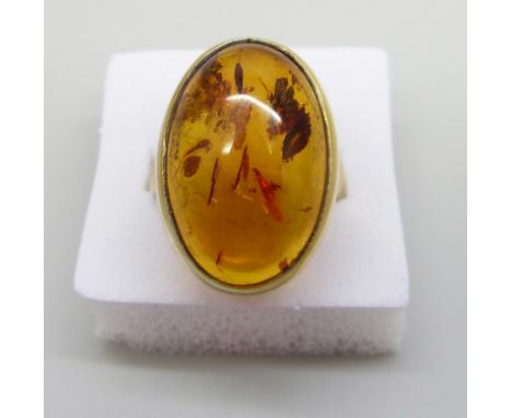 A silver gilt cabochon amber ring, O