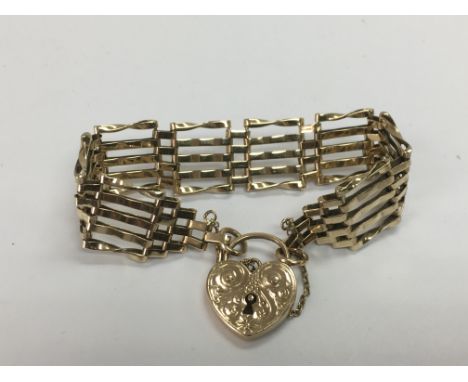 A 9ct gold gate bracelet, approx 18.3g.