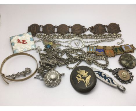 Another collection of vintage and antique costume jewellery items.