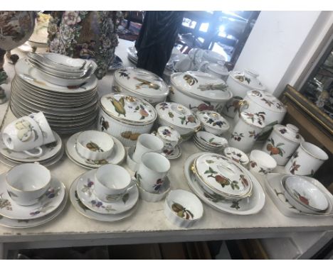 A substantial quantity of Royal Worcester, Evesham pattern