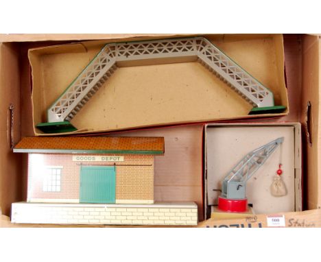Hornby 1949-52 No.1 Footbridge, grey enamel, green lining, latticed sides (NM-BG), a 1949-69 platform crane (NM-BG) and a 195