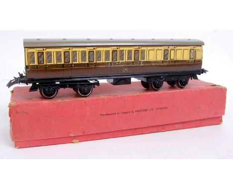Hornby 1935-41 GW No 2 Brake/ 3rd Passenger Coach - some marks to window silvering (G-BP).