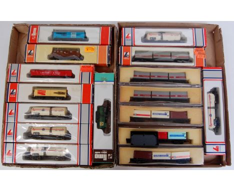 16 Lima N gauge wagons including 6 liner train wagons with containers, 4 bogie tank wagons 'Amoco' Sheffield, 6 other wagons 
