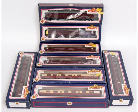 8 Bachmann Thompson BR livery corridor coaches (G-BG)