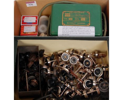 A small box of assorted accessories including wheels, lamps, reproduction Hornby station lamp holders and a Hornby T6A 9/3.5v