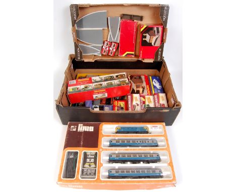 A mixed lot including 3 diecast 1/76 buses, various Hornby buildings, 7 Airfix made up wagons, a Lima H0 BR blue/grey Interci