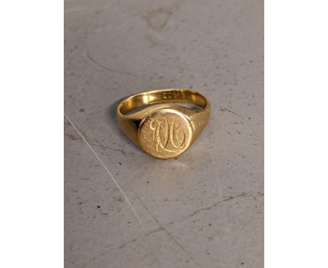 An 18ct gold signet ring engraved with initials 4.8g 