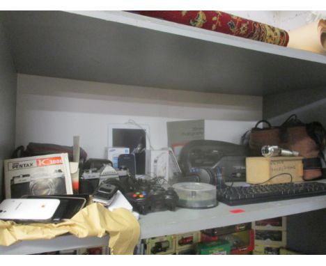 A mixed lot of film cameras, mobile phones and electronic accessories, to include a Pentax Asahi K1000 film camera, and acces