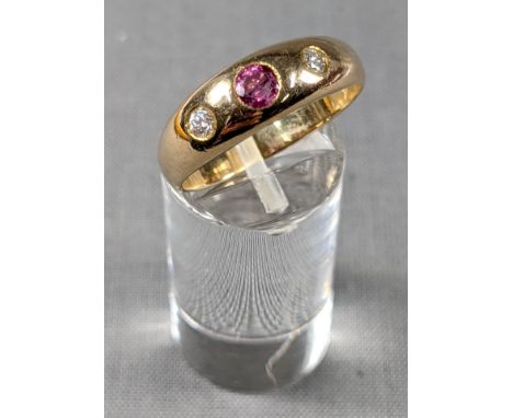 Ring geprüft 14 Karat. 2 Brillanten.Mittig Rubin. Gelbgold. 2 Brillianten im Altschliff. Circa 0,15 Carat. Objekt kann versen