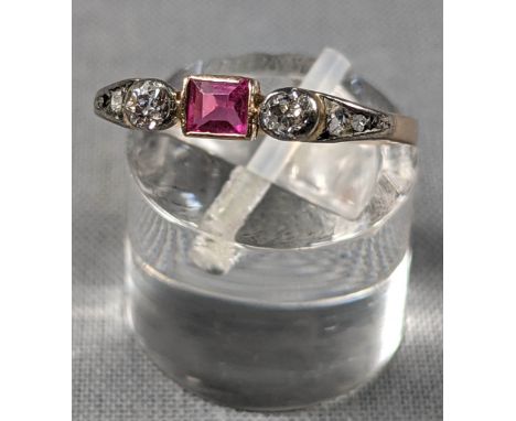 Ring.2 x Altschliff - Diamanten, zusammen 0,15 ct. 3 x Splitter, einer fehlt. Mittig wohl Rubin. Reststempel wohl "585" Gold.