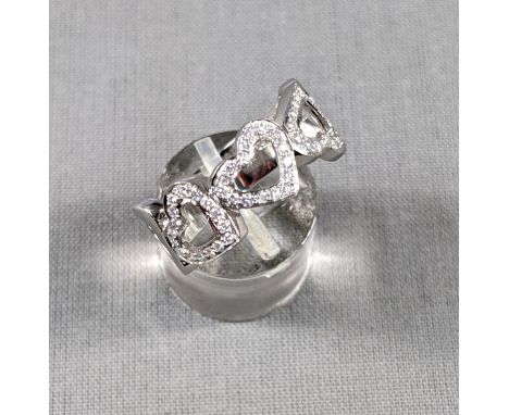 Ring. Weissgold 750.Diamanten. Ausgeformt 5 Herzen.Objekt kann versendet werden.Ring. 750 white gold.Diamonds. 5 molded heart
