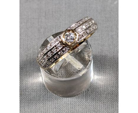 Ring. Gelbgold 585.Diamanten. Der zentrale Stein wohl 0,2 Carat.Objekt kann versendet werden.Ring. 585 yellow gold.Diamonds. 