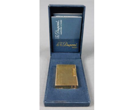 Feuerzeug. Dupont de Paris.4,3 cm x 3,2 cm x 1,3 cm. Objekt kann versendet werden.Lighter. Dupont de Paris.4,3 cm x 3,2 cm x 