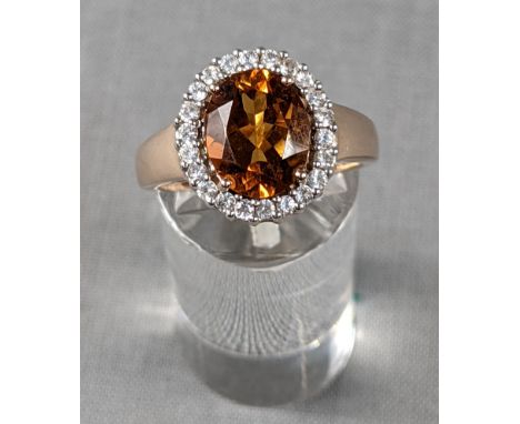 Ring. Citrin.Circa 10,5 mm x 8 mm x 5 mm. Diamantkranz. Gold 14 Karat geprüft, Farbe siehe Fotos. 3,8 g gesamt.Objekt kann ve