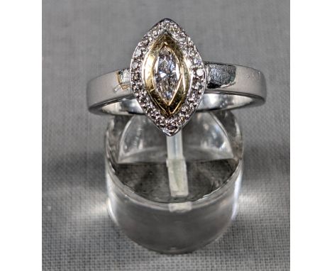 Ring. Gold 585.Weissgold und Gelbgold. Zentral Diamant im Marquise-Cut.Objekt kann versendet werden.Ring. 585 gold.White gold
