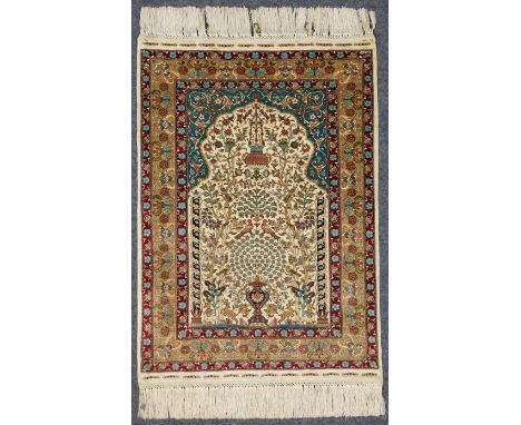 Hereke "Özipek". Seide. Gebetsteppich. Türkei. 14 x 14.84 cm x 59,5 cm = 0,5 m². Handgeknüpft. Seide auf Seide. Verrückt fein
