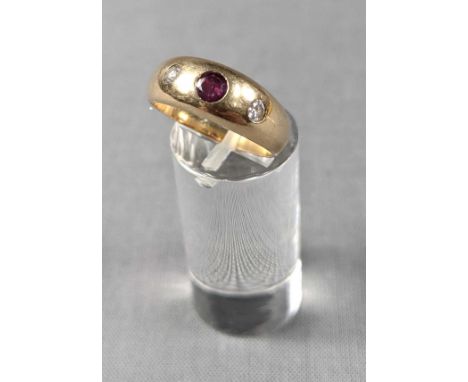 Ring. 2 Brillanten.Zusammen circa 0,1 Carat. Mittig Rubin. Gelbgold 585. Objekt kann versendet werden.Ring. 2 Brillanten.Toge