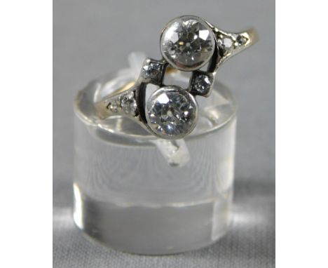 Ring. 2 Brillanten.Mittlerer Reinheitsgrad. Zusammen circa 1 Carat. 6 Begleitsteine wiederverwendet, Antikschliff.Objekt kann