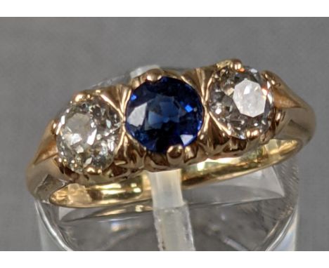 Ring. 2 Diamanten. Altschliff.Gelbgold 585. Zusammen 0,5 Carat.Saphir circa 0,2 Carat.Objekt kann versendet werden.Ring. 2 di