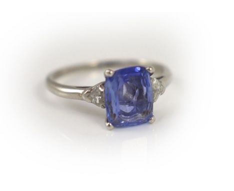 A platinum and palladium set single stone cushion cut sapphire ring, with triangular cut diamond set shoulders,size K/L, gros