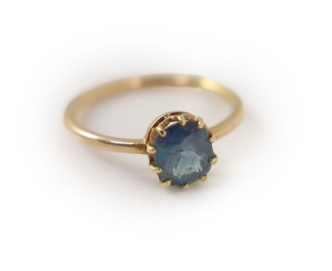 An early 20th century gold and oval cut  Alexandrite set ring,the stone weighing approximately 1.00ct, size K, gross weight 1