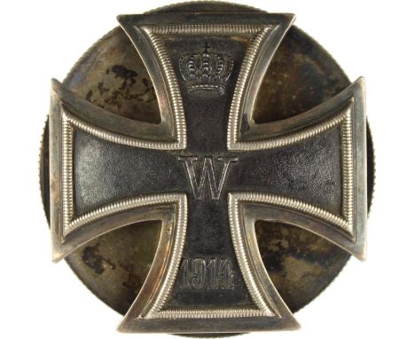 Eisernes Kreuz 1914, Kreuz 1. Klasse. Geschwärzter Eisenkern, Silberzarge, leicht gewölbte Form, rückseitig Schraube, mit gro