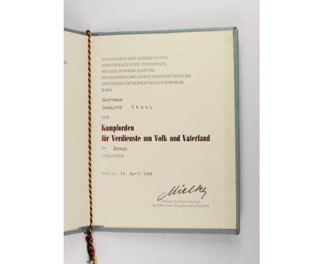 Urkunden aus dem Nachlaß Hauptmann Charlotte Grahl des Ministeriums für Staatssicherheit (MfS). 25 Verleihungsurkunden, dabei
